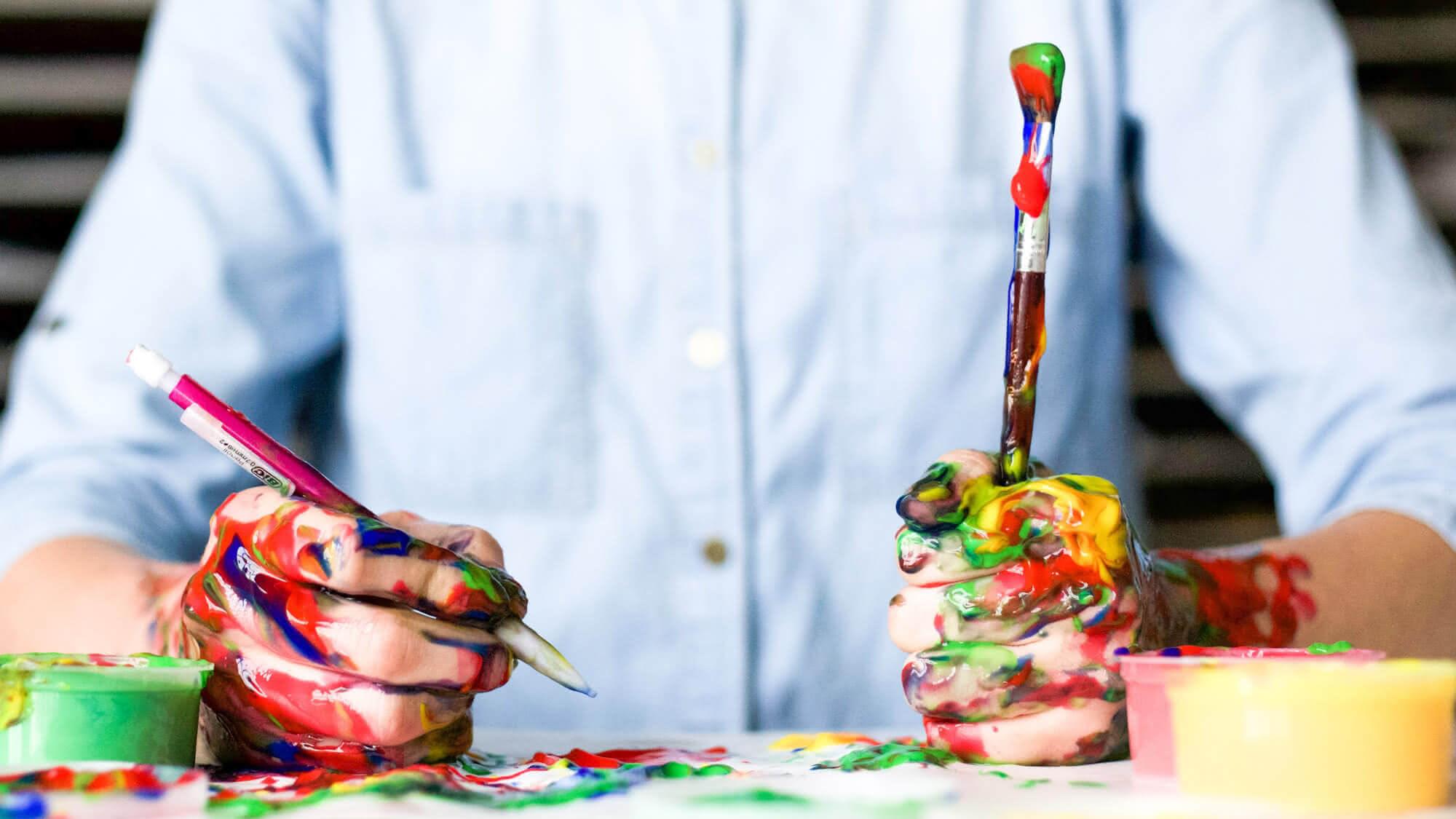 Ein buntes durcheinander von Farben und Pinseln
