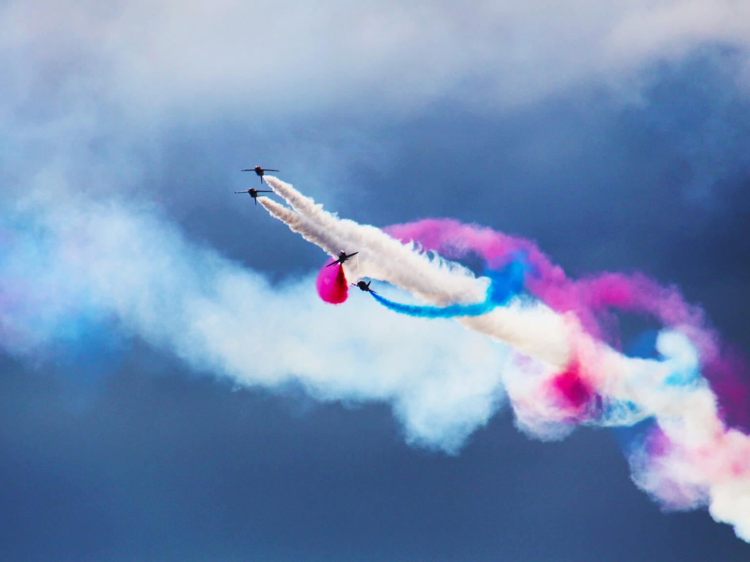 Flugzeugshow mit Farben im Himmel
