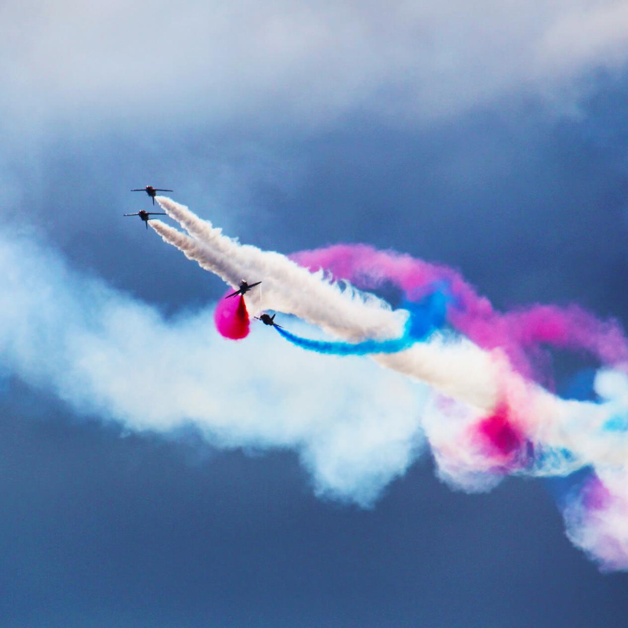 Flugzeugshow mit Farben im Himmel