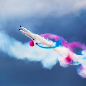 Flugzeugshow mit Farben im Himmel (c) Photo by Nick Fewings on Unsplash Flugzeugshow mit Farben im Himmel