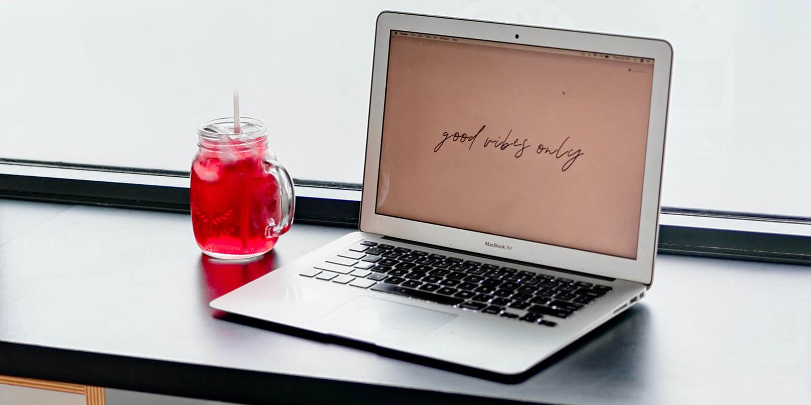 Notebook eines Bloggers mit rotem Getränk