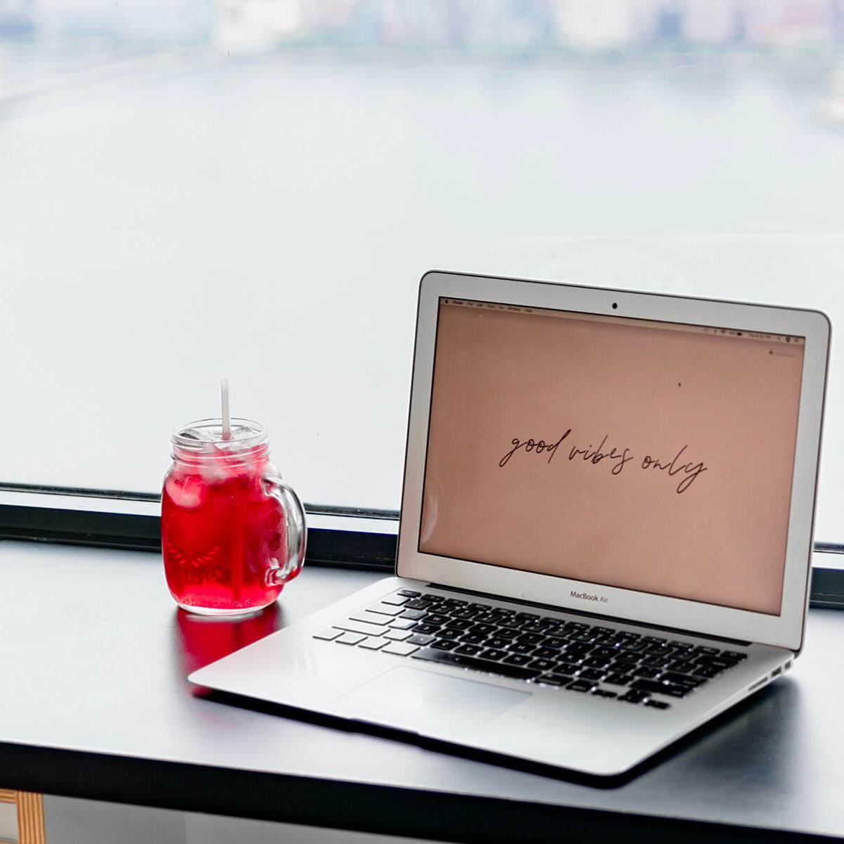 Notebook eines Bloggers mit rotem Getränk